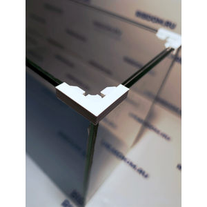 Данная модель аквариумов склеена клеем европейского производителя, срок годности не ограничен. Имеет стеклянную крышку. Подойдет для содержания гуппи эндлера, креветок, пецилий, данио, крабиков, раков, лягушек и др. Наличие покровного стекла гарантирует безопасность для таких рыбок как петушок, креветок и других видов которые склонны к выпрыгиванию из аквариума, плюс сохраняется тепло внутри куба по сравнению с открытыми аквариумами.