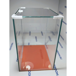 Данная модель аквариумов склеена клеем европейского производителя, срок годности не ограничен. Имеет стеклянную крышку. Подойдет для содержания гуппи эндлера, креветок, пецилий, данио, крабиков, раков, лягушек и др. Наличие покровного стекла гарантирует безопасность для таких рыбок как петушок, креветок и других видов которые склонны к выпрыгиванию из аквариума, плюс сохраняется тепло внутри куба по сравнению с открытыми аквариумами.