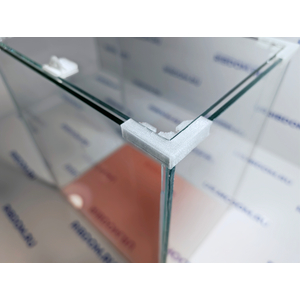 Данная модель аквариумов склеена клеем европейского производителя, срок годности не ограничен. Имеет стеклянную крышку. Подойдет для содержания гуппи эндлера, креветок, пецилий, данио, крабиков, раков, лягушек и др. Наличие покровного стекла гарантирует безопасность для таких рыбок как петушок, креветок и других видов которые склонны к выпрыгиванию из аквариума, плюс сохраняется тепло внутри куба по сравнению с открытыми аквариумами.