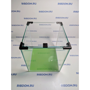 Данная модель аквариумов склеена клеем европейского производителя, срок годности не ограничен. Имеет стеклянную крышку. Подойдет для содержания гуппи эндлера, креветок, пецилий, данио, крабиков, раков, лягушек и др. Наличие покровного стекла гарантирует безопасность для таких рыбок как петушок, креветок и других видов которые склонны к выпрыгиванию из аквариума, плюс сохраняется тепло внутри куба по сравнению с открытыми аквариумами.
