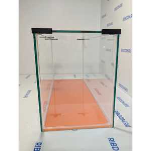 Данная модель аквариумов склеена клеем европейского производителя, срок годности не ограничен. Имеет стеклянную крышку. Подойдет для содержания гуппи эндлера, креветок, пецилий, данио, крабиков, раков, лягушек и др. Наличие покровного стекла гарантирует безопасность для таких рыбок как петушок, креветок и других видов которые склонны к выпрыгиванию из аквариума, плюс сохраняется тепло внутри куба по сравнению с открытыми аквариумами.