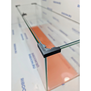 Данная модель аквариумов склеена клеем европейского производителя, срок годности не ограничен. Имеет стеклянную крышку. Подойдет для содержания гуппи эндлера, креветок, пецилий, данио, крабиков, раков, лягушек и др. Наличие покровного стекла гарантирует безопасность для таких рыбок как петушок, креветок и других видов которые склонны к выпрыгиванию из аквариума, плюс сохраняется тепло внутри куба по сравнению с открытыми аквариумами.