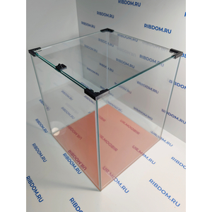 Данная модель аквариумов склеена клеем европейского производителя, срок годности не ограничен. Имеет стеклянную крышку. Подойдет для содержания гуппи эндлера, креветок, пецилий, данио, крабиков, раков, лягушек и др. Наличие покровного стекла гарантирует безопасность для таких рыбок как петушок, креветок и других видов которые склонны к выпрыгиванию из аквариума, плюс сохраняется тепло внутри куба по сравнению с открытыми аквариумами.