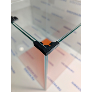 Данная модель аквариумов склеена клеем европейского производителя, срок годности не ограничен. Имеет стеклянную крышку. Подойдет для содержания гуппи эндлера, креветок, пецилий, данио, крабиков, раков, лягушек и др. Наличие покровного стекла гарантирует безопасность для таких рыбок как петушок, креветок и других видов которые склонны к выпрыгиванию из аквариума, плюс сохраняется тепло внутри куба по сравнению с открытыми аквариумами.