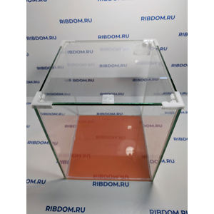 Данная модель аквариумов склеена клеем европейского производителя, срок годности не ограничен. Имеет стеклянную крышку. Подойдет для содержания гуппи эндлера, креветок, пецилий, данио, крабиков, раков, лягушек и др. Наличие покровного стекла гарантирует безопасность для таких рыбок как петушок, креветок и других видов которые склонны к выпрыгиванию из аквариума, плюс сохраняется тепло внутри куба по сравнению с открытыми аквариумами.