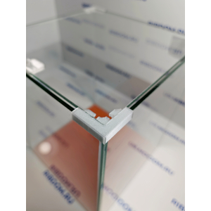 Данная модель аквариумов склеена клеем европейского производителя, срок годности не ограничен. Имеет стеклянную крышку. Подойдет для содержания гуппи эндлера, креветок, пецилий, данио, крабиков, раков, лягушек и др. Наличие покровного стекла гарантирует безопасность для таких рыбок как петушок, креветок и других видов которые склонны к выпрыгиванию из аквариума, плюс сохраняется тепло внутри куба по сравнению с открытыми аквариумами.