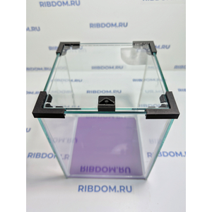 Данная модель аквариумов склеена клеем европейского производителя, срок годности не ограничен. Имеет стеклянную крышку. Подойдет для содержания гуппи эндлера, креветок, пецилий, данио, крабиков, раков, лягушек и др. Наличие покровного стекла гарантирует безопасность для таких рыбок как петушок, креветок и других видов которые склонны к выпрыгиванию из аквариума, плюс сохраняется тепло внутри куба по сравнению с открытыми аквариумами.