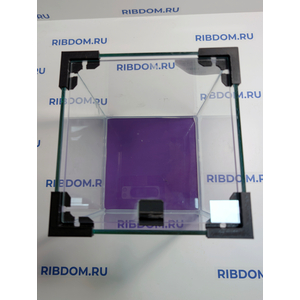 Данная модель аквариумов склеена клеем европейского производителя, срок годности не ограничен. Имеет стеклянную крышку. Подойдет для содержания гуппи эндлера, креветок, пецилий, данио, крабиков, раков, лягушек и др. Наличие покровного стекла гарантирует безопасность для таких рыбок как петушок, креветок и других видов которые склонны к выпрыгиванию из аквариума, плюс сохраняется тепло внутри куба по сравнению с открытыми аквариумами.