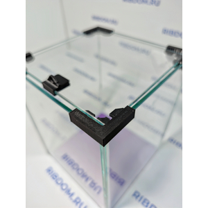 Данная модель аквариумов склеена клеем европейского производителя, срок годности не ограничен. Имеет стеклянную крышку. Подойдет для содержания гуппи эндлера, креветок, пецилий, данио, крабиков, раков, лягушек и др. Наличие покровного стекла гарантирует безопасность для таких рыбок как петушок, креветок и других видов которые склонны к выпрыгиванию из аквариума, плюс сохраняется тепло внутри куба по сравнению с открытыми аквариумами.