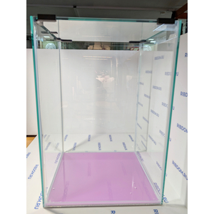 Данная модель аквариумов склеена клеем европейского производителя, срок годности не ограничен. Имеет стеклянную крышку. Подойдет для содержания гуппи эндлера, креветок, пецилий, данио, крабиков, раков, лягушек и др. Наличие покровного стекла гарантирует безопасность для таких рыбок как петушок, креветок и других видов которые склонны к выпрыгиванию из аквариума, плюс сохраняется тепло внутри куба по сравнению с открытыми аквариумами.