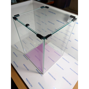 Данная модель аквариумов склеена клеем европейского производителя, срок годности не ограничен. Имеет стеклянную крышку. Подойдет для содержания гуппи эндлера, креветок, пецилий, данио, крабиков, раков, лягушек и др. Наличие покровного стекла гарантирует безопасность для таких рыбок как петушок, креветок и других видов которые склонны к выпрыгиванию из аквариума, плюс сохраняется тепло внутри куба по сравнению с открытыми аквариумами.