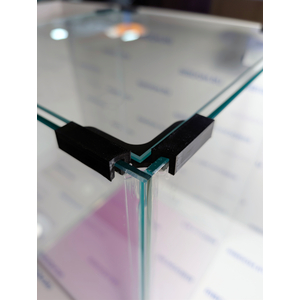 Данная модель аквариумов склеена клеем европейского производителя, срок годности не ограничен. Имеет стеклянную крышку. Подойдет для содержания гуппи эндлера, креветок, пецилий, данио, крабиков, раков, лягушек и др. Наличие покровного стекла гарантирует безопасность для таких рыбок как петушок, креветок и других видов которые склонны к выпрыгиванию из аквариума, плюс сохраняется тепло внутри куба по сравнению с открытыми аквариумами.