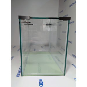 Данная модель аквариумов склеена клеем европейского производителя, срок годности не ограничен. Имеет стеклянную крышку. Подойдет для содержания гуппи эндлера, креветок, пецилий, данио, крабиков, раков, лягушек и др. Наличие покровного стекла гарантирует безопасность для таких рыбок как петушок, креветок и других видов которые склонны к выпрыгиванию из аквариума, плюс сохраняется тепло внутри куба по сравнению с открытыми аквариумами.