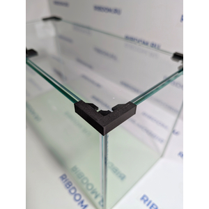 Данная модель аквариумов склеена клеем европейского производителя, срок годности не ограничен. Имеет стеклянную крышку. Подойдет для содержания гуппи эндлера, креветок, пецилий, данио, крабиков, раков, лягушек и др. Наличие покровного стекла гарантирует безопасность для таких рыбок как петушок, креветок и других видов которые склонны к выпрыгиванию из аквариума, плюс сохраняется тепло внутри куба по сравнению с открытыми аквариумами.