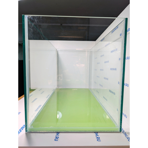 Данная модель аквариумов склеена клеем европейского производителя, срок годности не ограничен. Подойдет для содержания большинства рыб не большого и среднего размера.