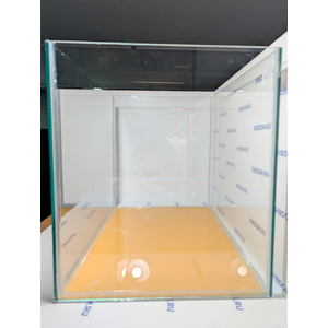 Данная модель аквариумов склеена клеем европейского производителя, срок годности не ограничен. Подойдет для содержания большинства рыб не большого и среднего размера.